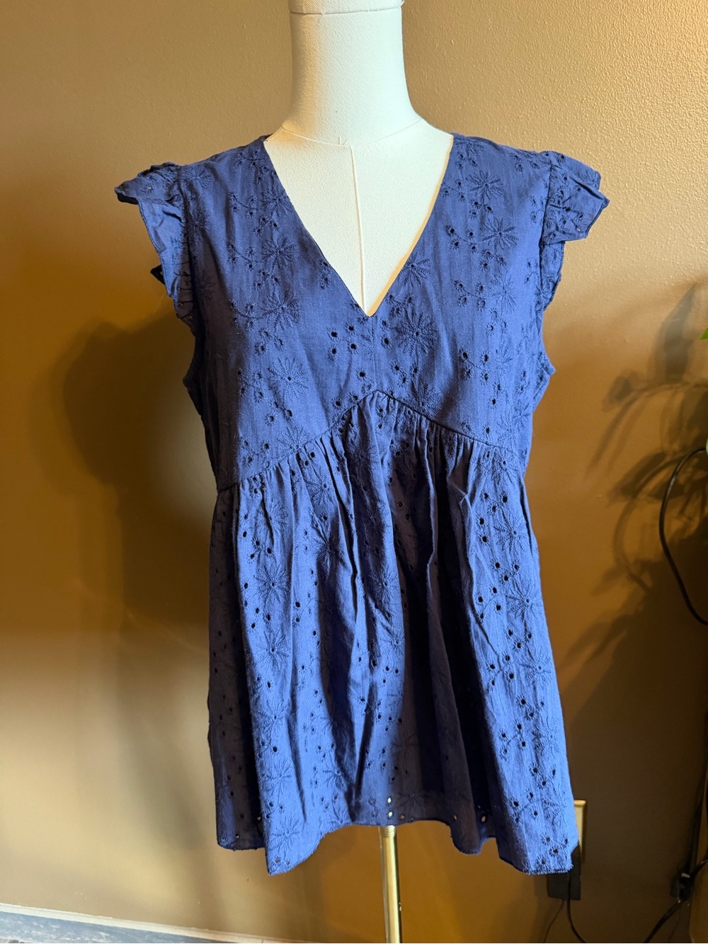 ANDREE BY UNIT Navy Eyelet V-Neck Flutter Sleeve Top